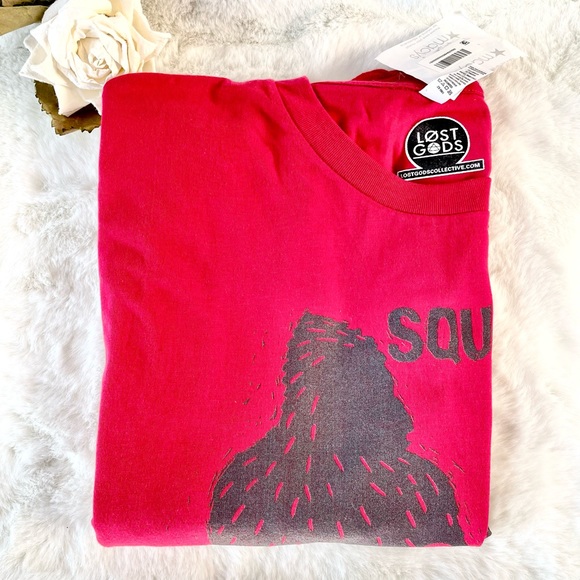 New w/tag LOST GODS “SQUATCHIN” Tee with Sasquatch playing a guitar Red SZ 2XL - Picture 1 of 5